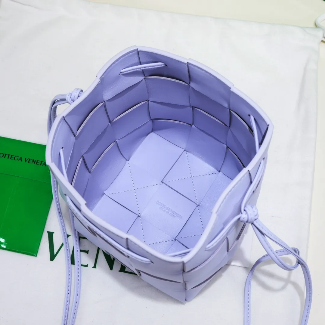 Large happy purple🔻Bottega veneta* new woven small bucket bag latest series# The square bag shape is matched with classic woven elements, drawstring design, minimalism, and has a very large capacity. Every color is beautiful, it is simple and elegant but has a cool style. It can be used by both men and women, and the upper body is fashionable and classy! Style number: 6612# Large size; 19cm